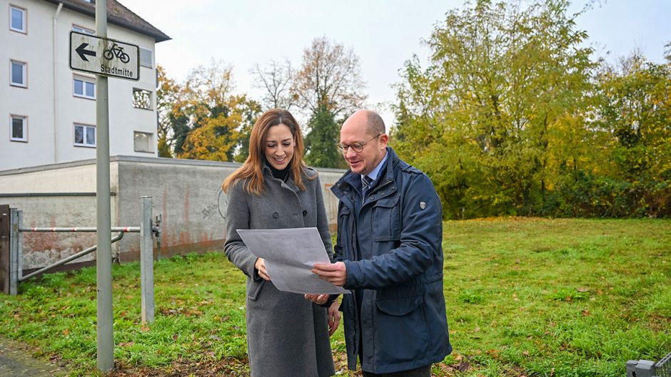 Foto (von links): Hanaus Stadträtin Isabelle Hemsley und Rouven Kötter, Erster Beigeordneter des Regionalverbandes FrankfurtRheinMain, © Moritz Goebel/ Hanau